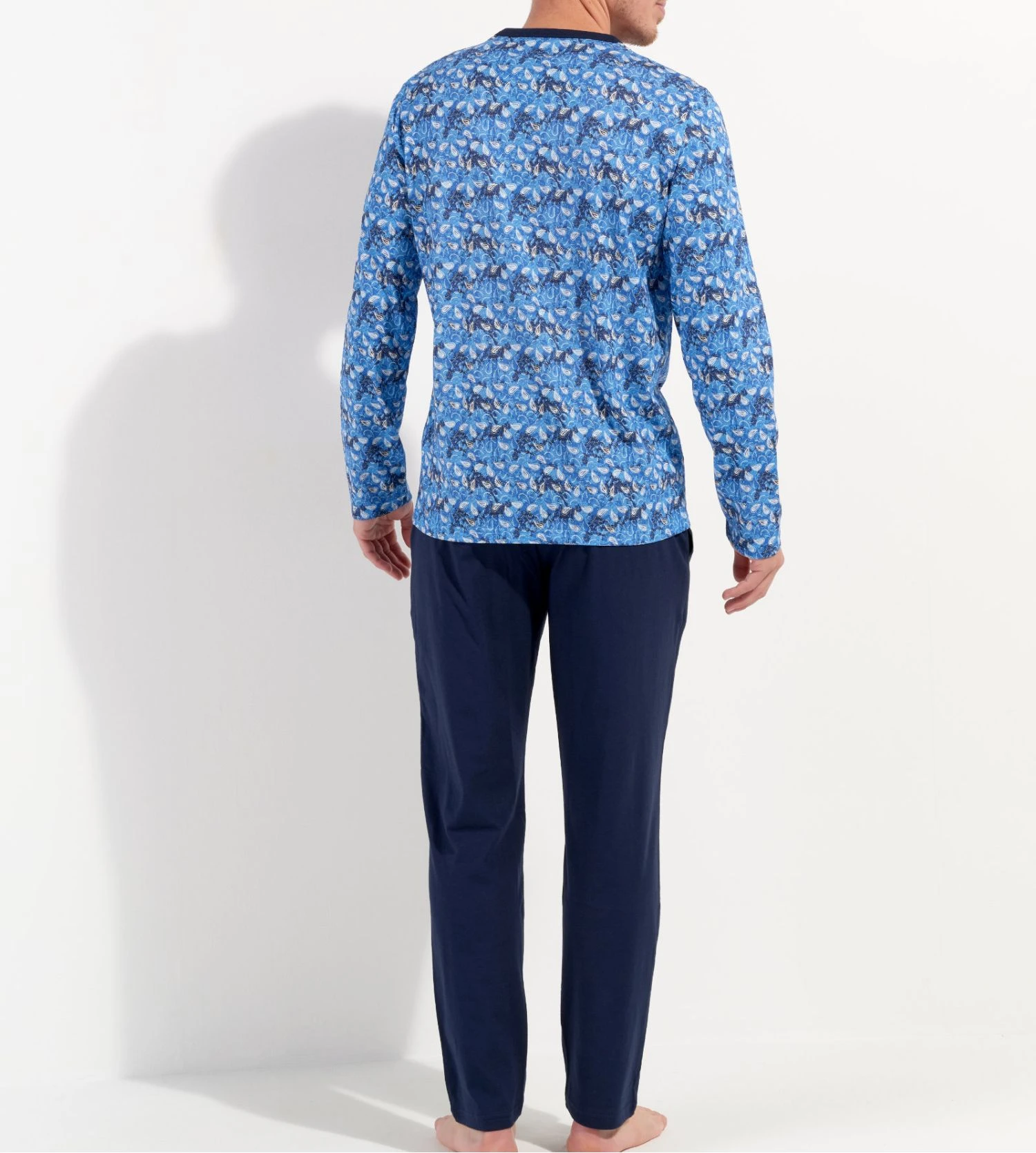 Hom Pyjama Long Vibe Imprimé Graphique Bleu – Ensemble de Nuit 100% Coton 6 Hom Pyjama Long Vibe Imprimé Graphique Bleu – Ensemble de Nuit 100% Coton – Image 4