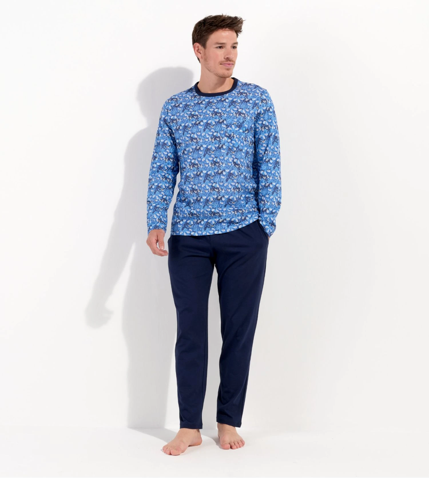 Hom Pyjama Long Vibe Imprimé Graphique Bleu – Ensemble de Nuit 100% Coton 7 Hom Pyjama Long Vibe Imprimé Graphique Bleu – Ensemble de Nuit 100% Coton – Image 5