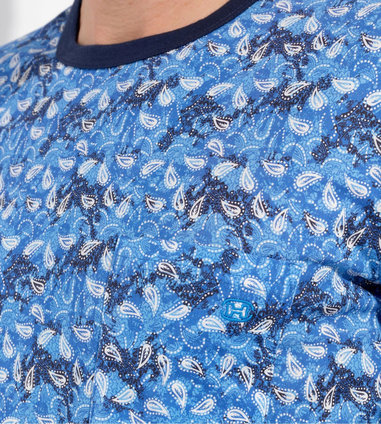 Hom Pyjama Long Vibe Imprimé Graphique Bleu – Ensemble de Nuit 100% Coton 8 Hom Pyjama Long Vibe Imprimé Graphique Bleu – Ensemble de Nuit 100% Coton – Image 6