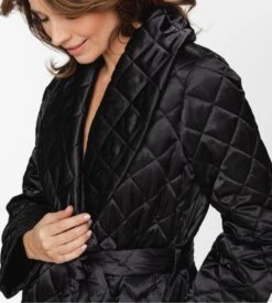 Coemi Déshabillé Matelassé en Satin Noir – Kimono Long de Luxe Rima 8 Coemi Déshabillé Matelassé en Satin Noir – Kimono Long de Luxe Rima -Lingerie Sipp rima deshabille kimono satin matelasse noir 004 noir 2