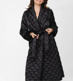 Coemi Déshabillé Matelassé en Satin Noir – Kimono Long de Luxe Rima