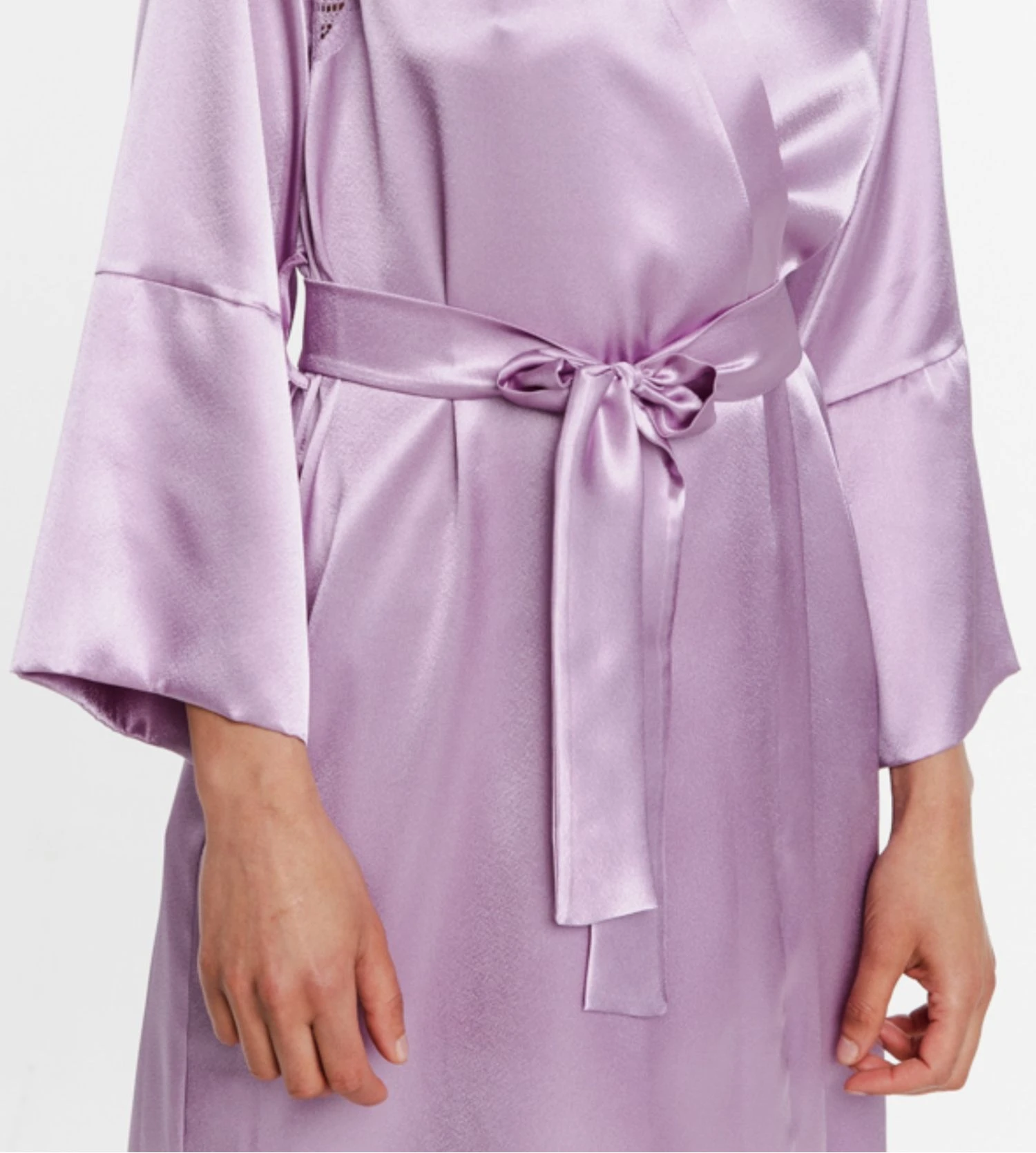 Déshabillé Grande Taille COEMI Rio Lila – Peignoir Satin Soyeux et Dentelle 4 Déshabillé Grande Taille COEMI Rio Lila – Peignoir Satin Soyeux et Dentelle – Image 2