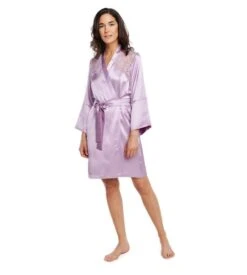 Déshabillé Grande Taille COEMI Rio Lila – Peignoir Satin Soyeux et Dentelle 10 Déshabillé Grande Taille COEMI Rio Lila – Peignoir Satin Soyeux et Dentelle -Lingerie Sipp rio deshab satin dent lilac 355 2