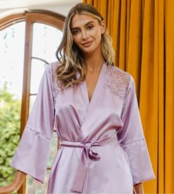 Déshabillé Grande Taille COEMI Rio Lila – Peignoir Satin Soyeux et Dentelle 11 Déshabillé Grande Taille COEMI Rio Lila – Peignoir Satin Soyeux et Dentelle -Lingerie Sipp rio deshab satin dent lilac 355 3