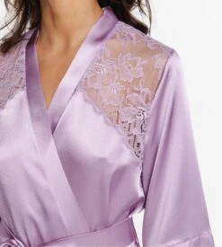 Déshabillé Grande Taille COEMI Rio Lila – Peignoir Satin Soyeux et Dentelle 12 Déshabillé Grande Taille COEMI Rio Lila – Peignoir Satin Soyeux et Dentelle -Lingerie Sipp rio deshab satin dent lilac 355 4