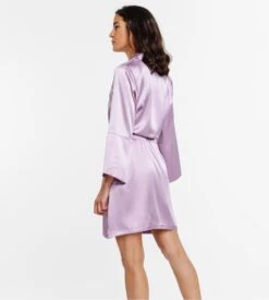 Déshabillé Grande Taille COEMI Rio Lila – Peignoir Satin Soyeux et Dentelle 13 Déshabillé Grande Taille COEMI Rio Lila – Peignoir Satin Soyeux et Dentelle -Lingerie Sipp rio deshab satin dent lilac 355 5