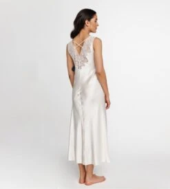 Nuisette Longue En Satin Et Dentelle Crème 10 Nuisette Longue En Satin Et Dentelle Crème -Lingerie Sipp rio nuis longue satin dent 130cm cream 002 2