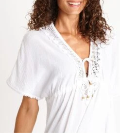 Banana Moon Robe Courte de Plage Blanche Avelle Seatime - Détails Crochet et Pompons -Lingerie Sipp robe blanche crochet manches courtes 2