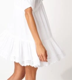 Banana Moon Robe Courte de Plage Blanche Avelle Seatime - Détails Crochet et Pompons -Lingerie Sipp robe blanche crochet manches courtes 3