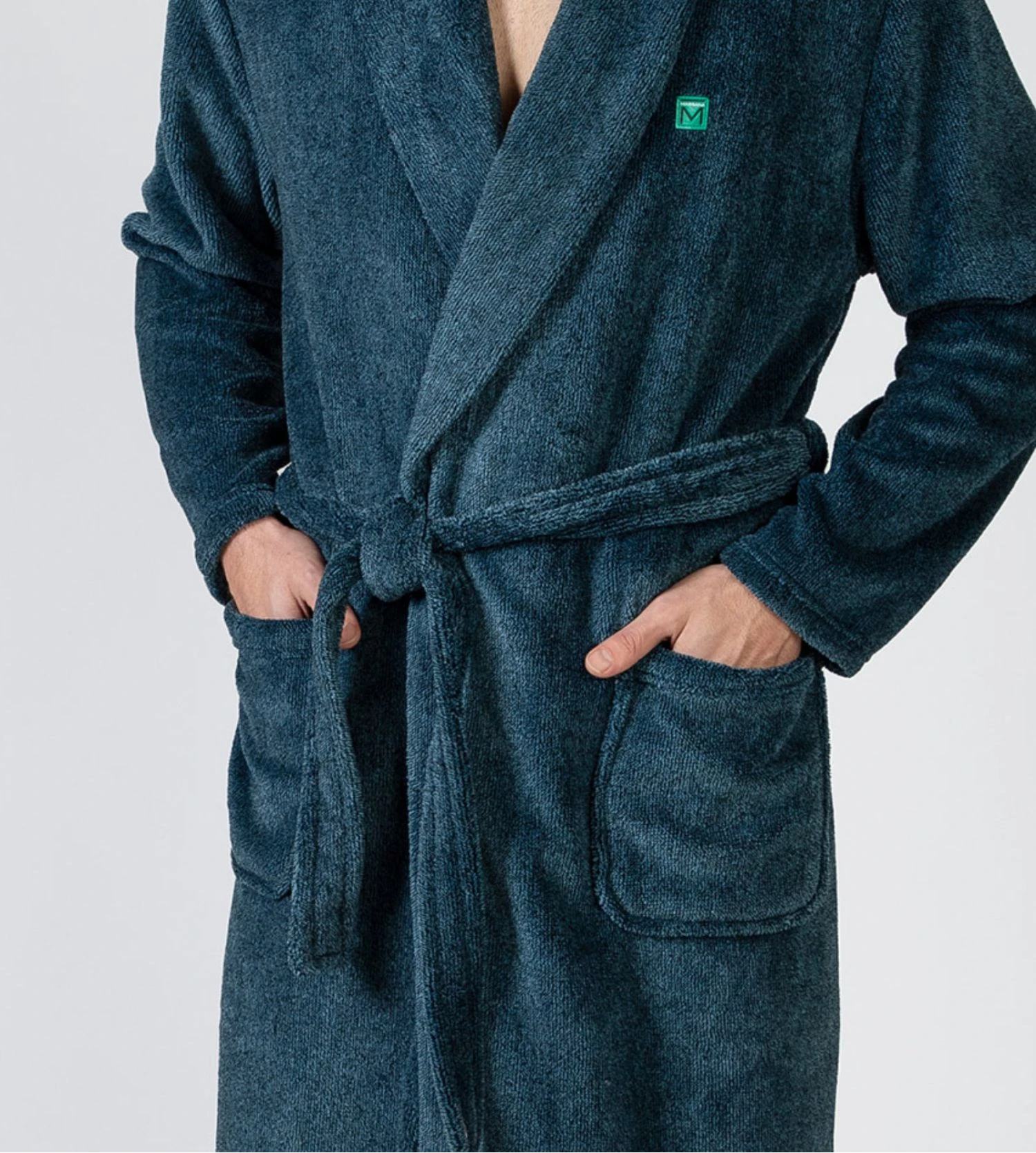 Robe de Chambre Massana Bleu Profond en Pilou Ultra Doux – Peignoir Homme à Col Châle 5 Robe de Chambre Massana Bleu Profond en Pilou Ultra Doux – Peignoir Homme à Col Châle – Image 3