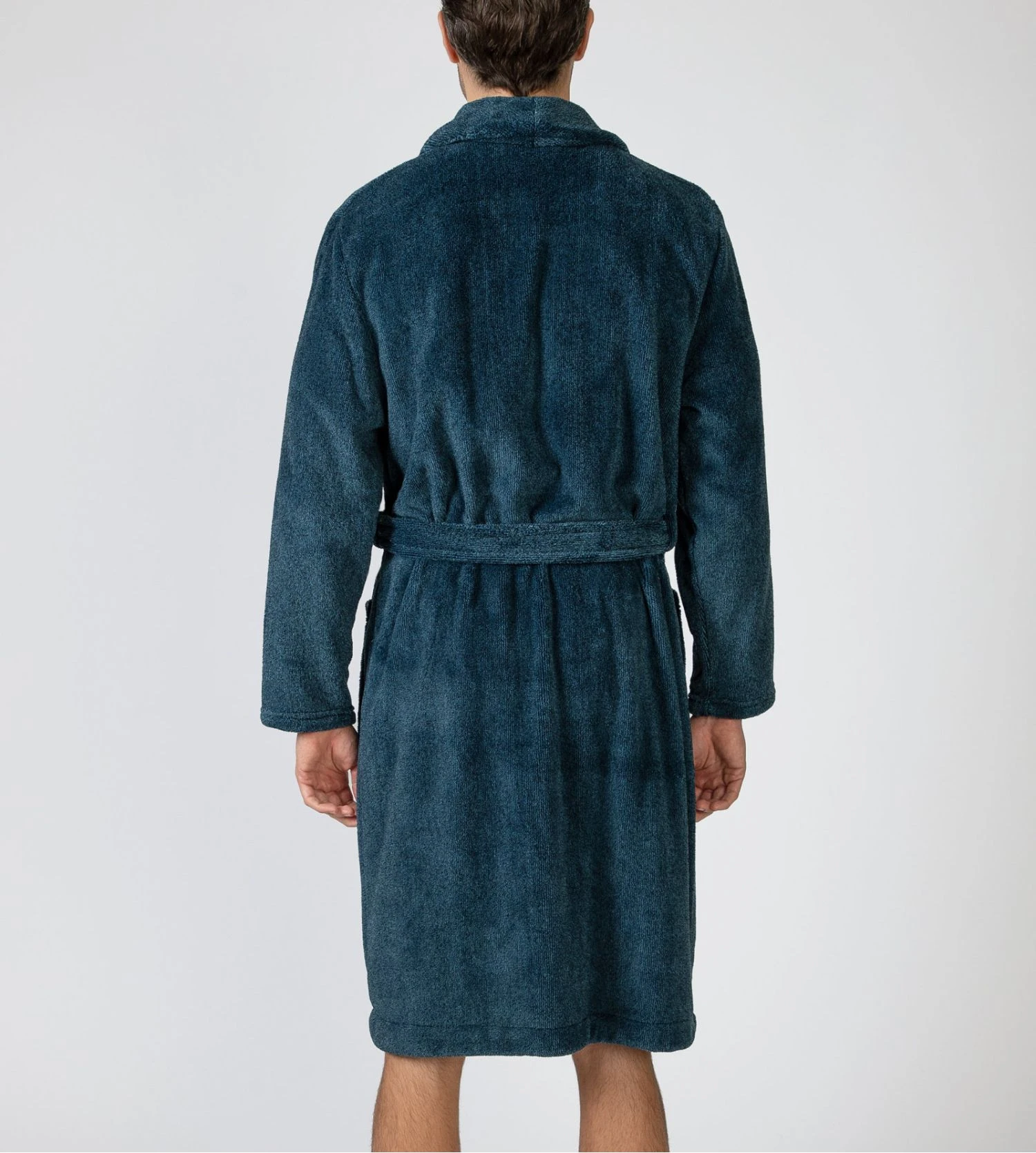 Robe de Chambre Massana Bleu Profond en Pilou Ultra Doux – Peignoir Homme à Col Châle 6 Robe de Chambre Massana Bleu Profond en Pilou Ultra Doux – Peignoir Homme à Col Châle – Image 4