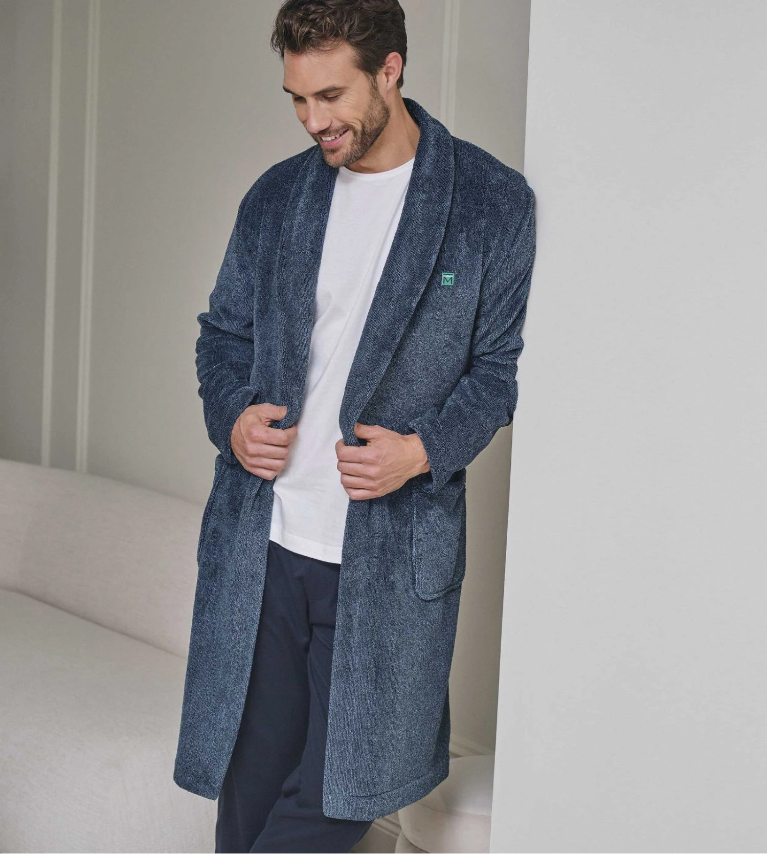 Robe de Chambre Massana Bleu Profond en Pilou Ultra Doux – Peignoir Homme à Col Châle 3 Robe de Chambre Massana Bleu Profond en Pilou Ultra Doux – Peignoir Homme à Col Châle