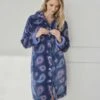 Robe De Chambre Longue En Pilou Bleu Marine Imprimé Fun Et Coloré 2 Robe De Chambre Longue En Pilou Bleu Marine Imprimé Fun Et Coloré -Lingerie Sipp robe de chambre pilou longue pour femme