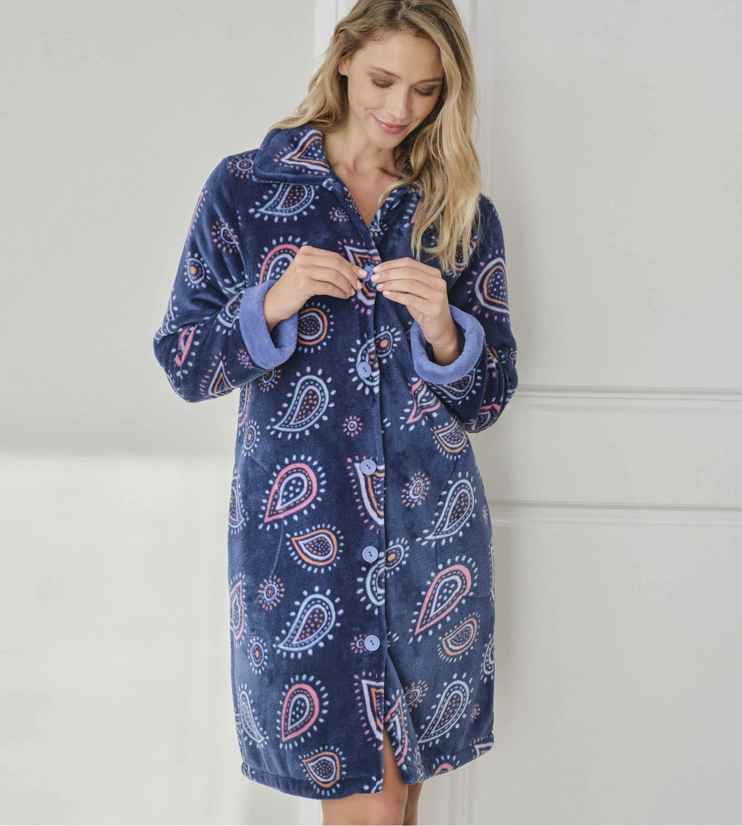 Robe De Chambre Longue En Pilou Bleu Marine Imprimé Fun Et Coloré 3 Robe De Chambre Longue En Pilou Bleu Marine Imprimé Fun Et Coloré