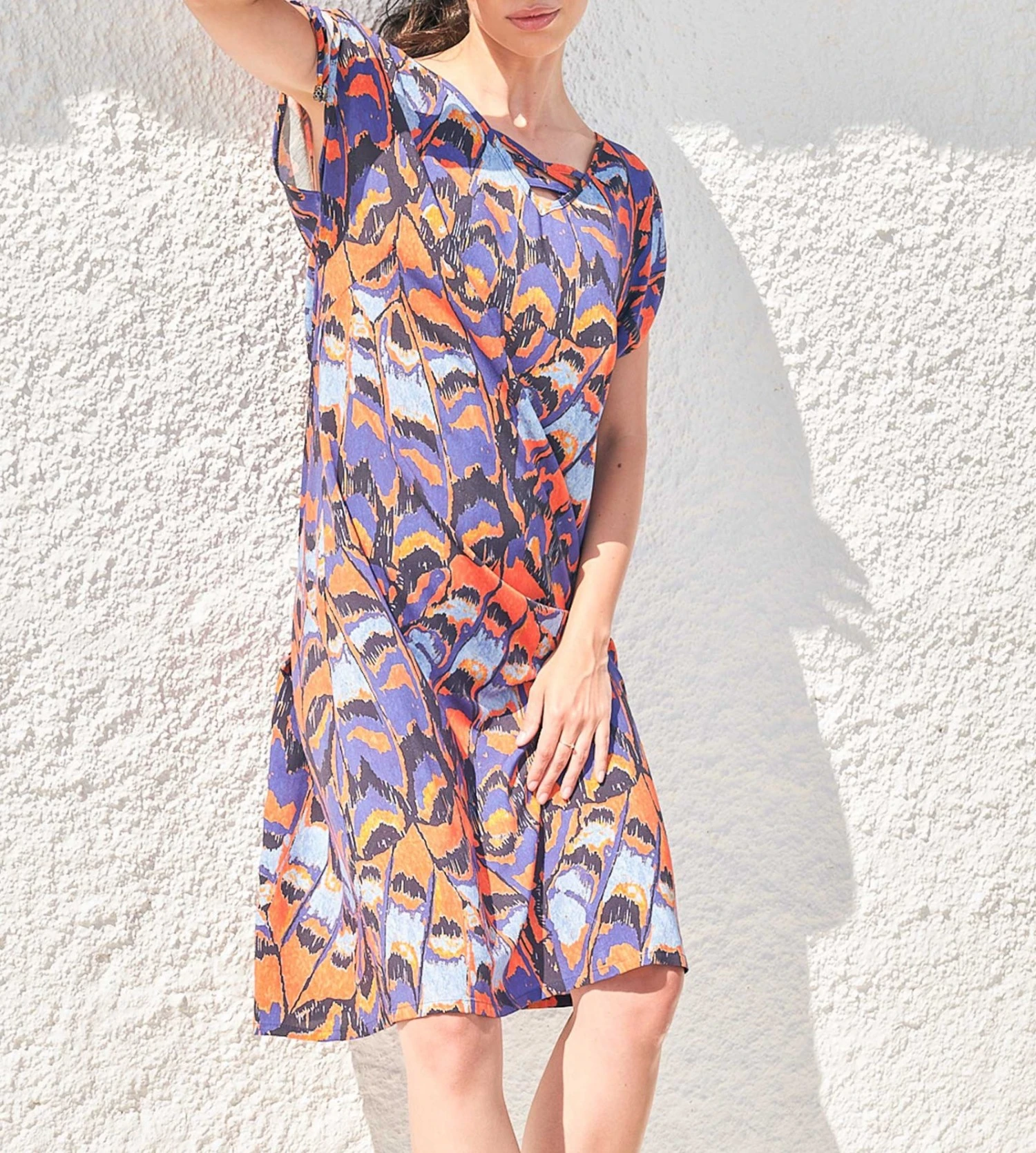 Massana Robe de Plage Orange à Imprimé Tropical – Manches Ajustables et Col en V 6 Massana Robe de Plage Orange à Imprimé Tropical – Manches Ajustables et Col en V – Image 4