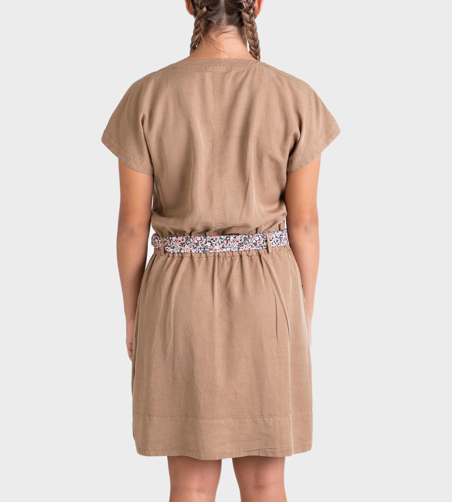 Robe Saharienne Massana Camel avec Ceinture Liberty – Robe d'Été Légère à Manches Courtes 6 Robe Saharienne Massana Camel avec Ceinture Liberty – Robe d'Été Légère à Manches Courtes – Image 4