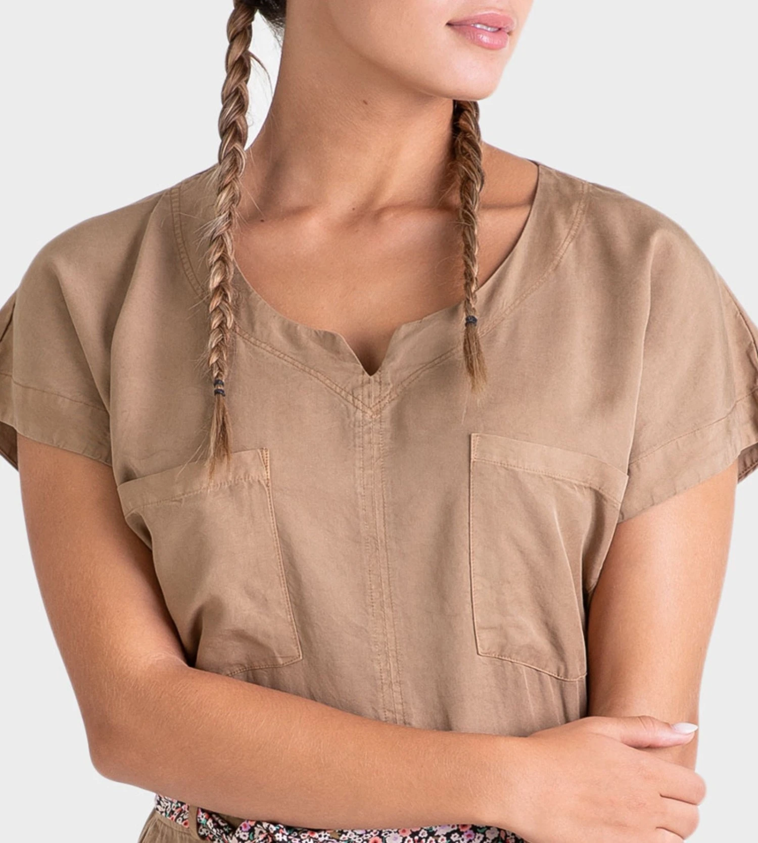 Robe Saharienne Massana Camel avec Ceinture Liberty – Robe d'Été Légère à Manches Courtes 7 Robe Saharienne Massana Camel avec Ceinture Liberty – Robe d'Été Légère à Manches Courtes – Image 5