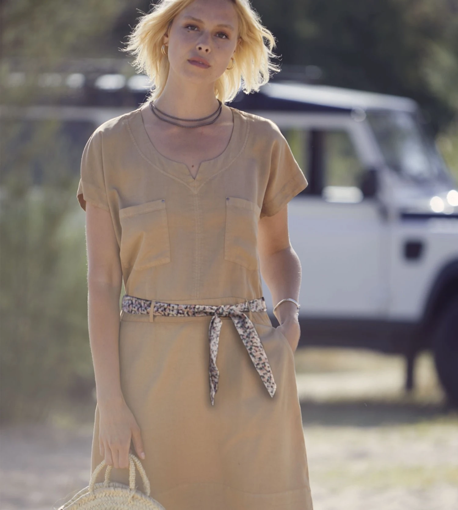 Robe Saharienne Massana Camel avec Ceinture Liberty – Robe d'Été Légère à Manches Courtes 8 Robe Saharienne Massana Camel avec Ceinture Liberty – Robe d'Été Légère à Manches Courtes – Image 6