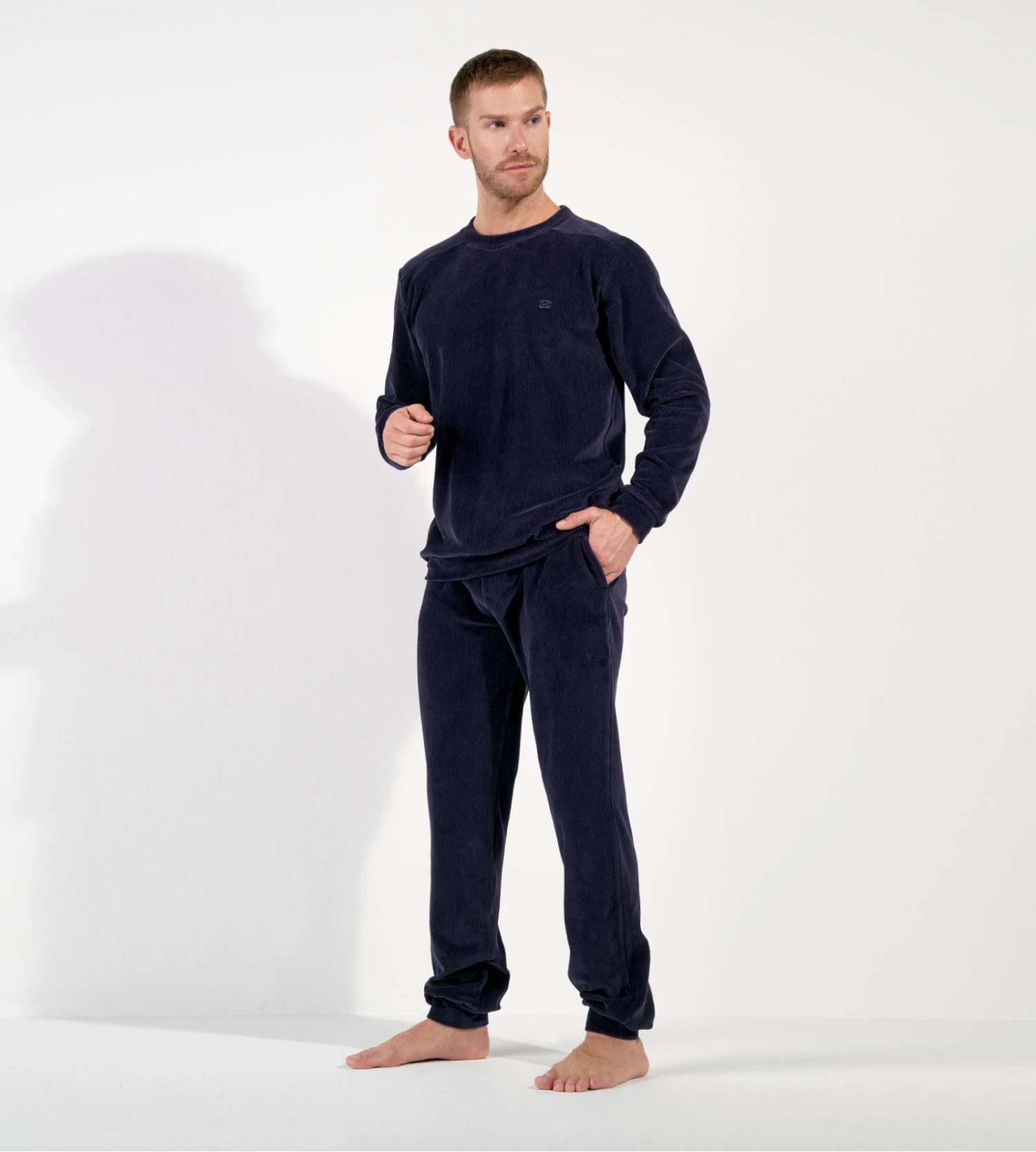 HOM Ronnie Bleu Marine Velours Côtelé Logo Brodé – Pyjama Homme Streetwear 7 HOM Ronnie Bleu Marine Velours Côtelé Logo Brodé – Pyjama Homme Streetwear – Image 5