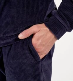 HOM Ronnie Bleu Marine Velours Côtelé Logo Brodé – Pyjama Homme Streetwear 16 HOM Ronnie Bleu Marine Velours Côtelé Logo Brodé – Pyjama Homme Streetwear -Lingerie Sipp ronnie pyjama velours bleu marine homme 5