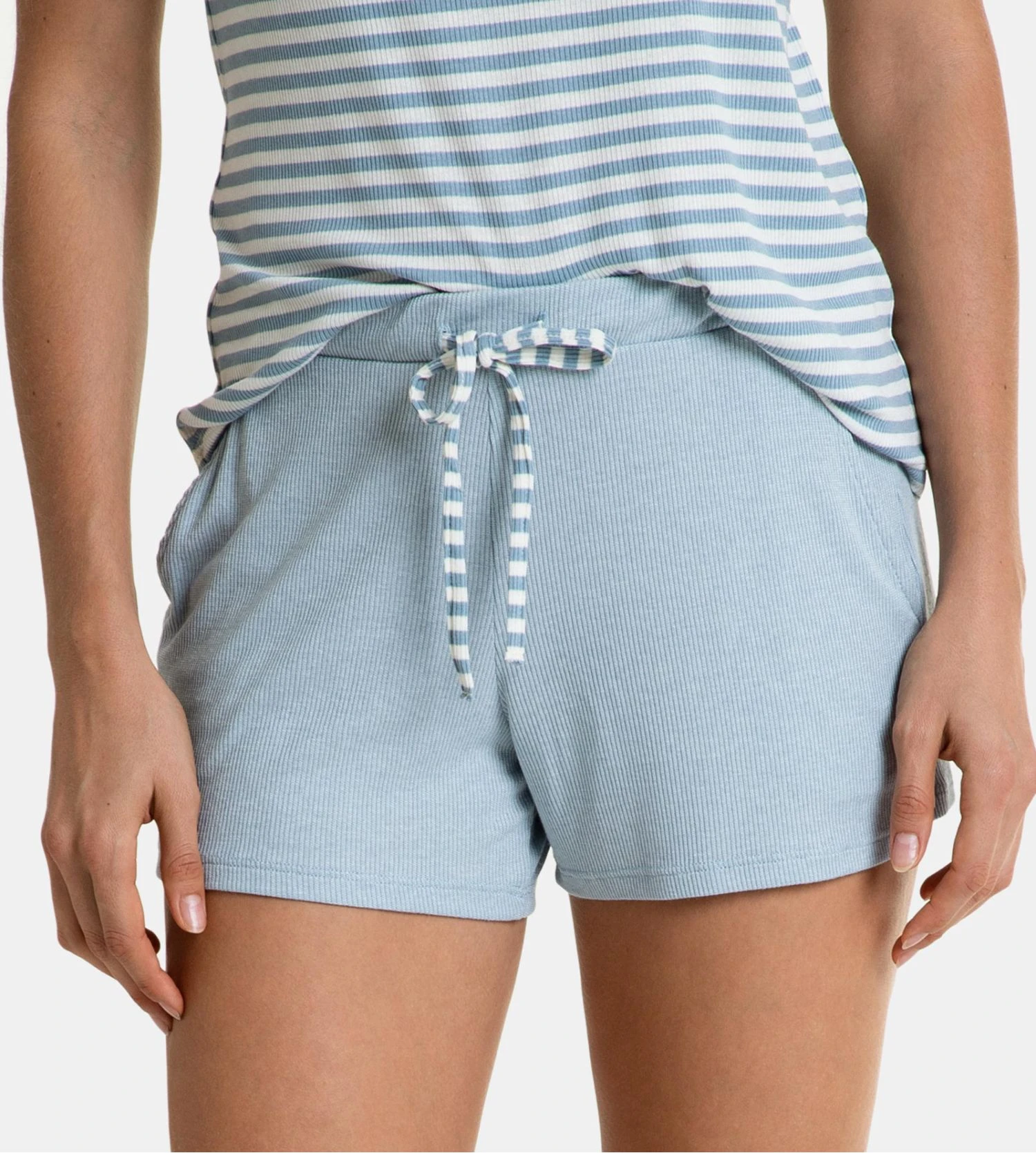 Short de Nuit Massana Bleu Côtelé pour Femme – Bas de Pyjama Mix & Match avec Poches 6 Short de Nuit Massana Bleu Côtelé pour Femme – Bas de Pyjama Mix & Match avec Poches – Image 4