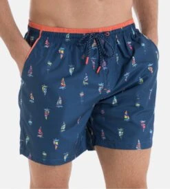 Short de Bain Massana Bleu Marine à Imprimé Voiliers – Maillot de Plage Confortable et Séchage Rapide 10 Short de Bain Massana Bleu Marine à Imprimé Voiliers – Maillot de Plage Confortable et Séchage Rapide -Lingerie Sipp short de bain voilier bleu marine 2