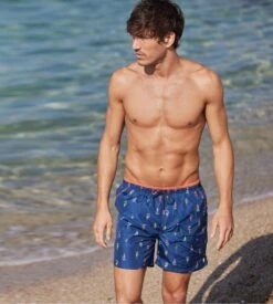 Short de Bain Massana Bleu Marine à Imprimé Voiliers – Maillot de Plage Confortable et Séchage Rapide 13 Short de Bain Massana Bleu Marine à Imprimé Voiliers – Maillot de Plage Confortable et Séchage Rapide -Lingerie Sipp short de bain voilier bleu marine 5