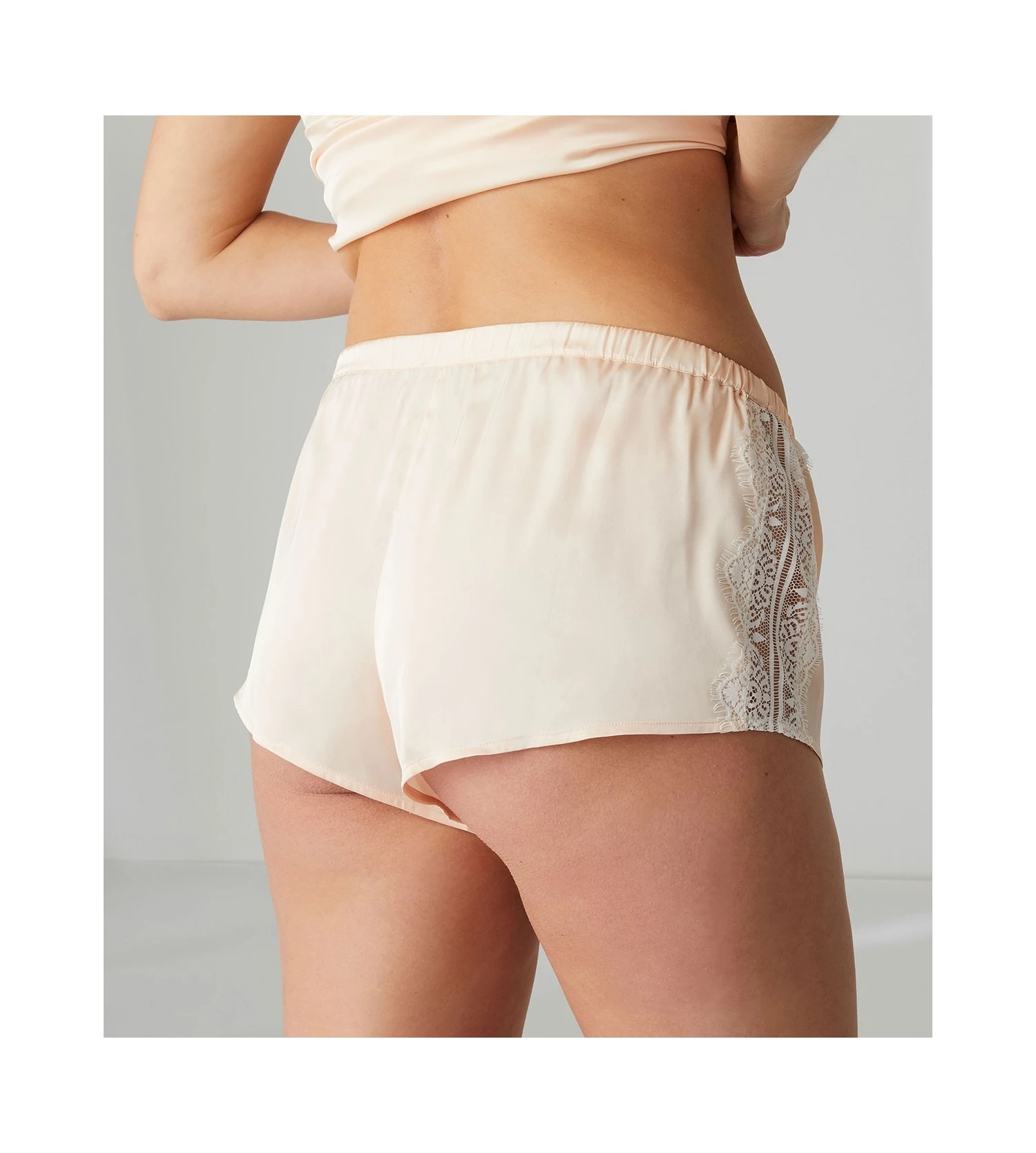 Simone Perele Short De Nuit Satin Secrets Lumière 5 Simone Perele Short De Nuit Satin Secrets Lumière – Image 3