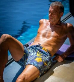 Short de Bain HOM Tiki Navy Print - Short de Plage à Imprimé Fleurs Tropicales 12 Short de Bain HOM Tiki Navy Print - Short de Plage à Imprimé Fleurs Tropicales -Lingerie Sipp short de plage homme tiki p0ra navy print 3