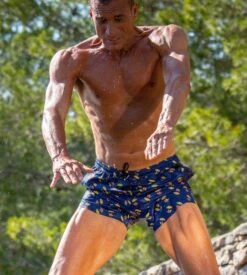 Hom Short de Bain Marcello Navy Print – Maillot de Bain Homme Imprimé Plage Tropical -Lingerie Sipp short de plage marcello i0ra navy print 3