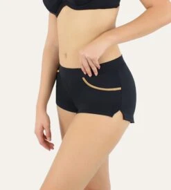 Short de Plage Janine Robin Venezia Noir - Shorty Chic Ample à Détails Dorés 12 Short de Plage Janine Robin Venezia Noir - Shorty Chic Ample à Détails Dorés -Lingerie Sipp short de plage venezia noir 70 4