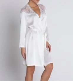 Lise Charmel Source Beauté Écru Nacre – Déshabillé en Soie avec Dos Plongeant en Dentelle 10 Lise Charmel Source Beauté Écru Nacre – Déshabillé en Soie avec Dos Plongeant en Dentelle -Lingerie Sipp source beaute deshabille 0199 ecru nacre blanc 2