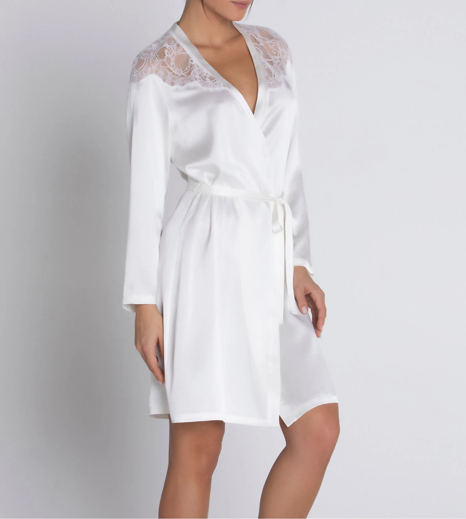 Lise Charmel Source Beauté Écru Nacre – Déshabillé en Soie avec Dos Plongeant en Dentelle 5 Lise Charmel Source Beauté Écru Nacre – Déshabillé en Soie avec Dos Plongeant en Dentelle – Image 3