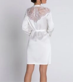 Lise Charmel Source Beauté Écru Nacre – Déshabillé en Soie avec Dos Plongeant en Dentelle 13 Lise Charmel Source Beauté Écru Nacre – Déshabillé en Soie avec Dos Plongeant en Dentelle -Lingerie Sipp source beaute deshabille 0199 ecru nacre blanc 5