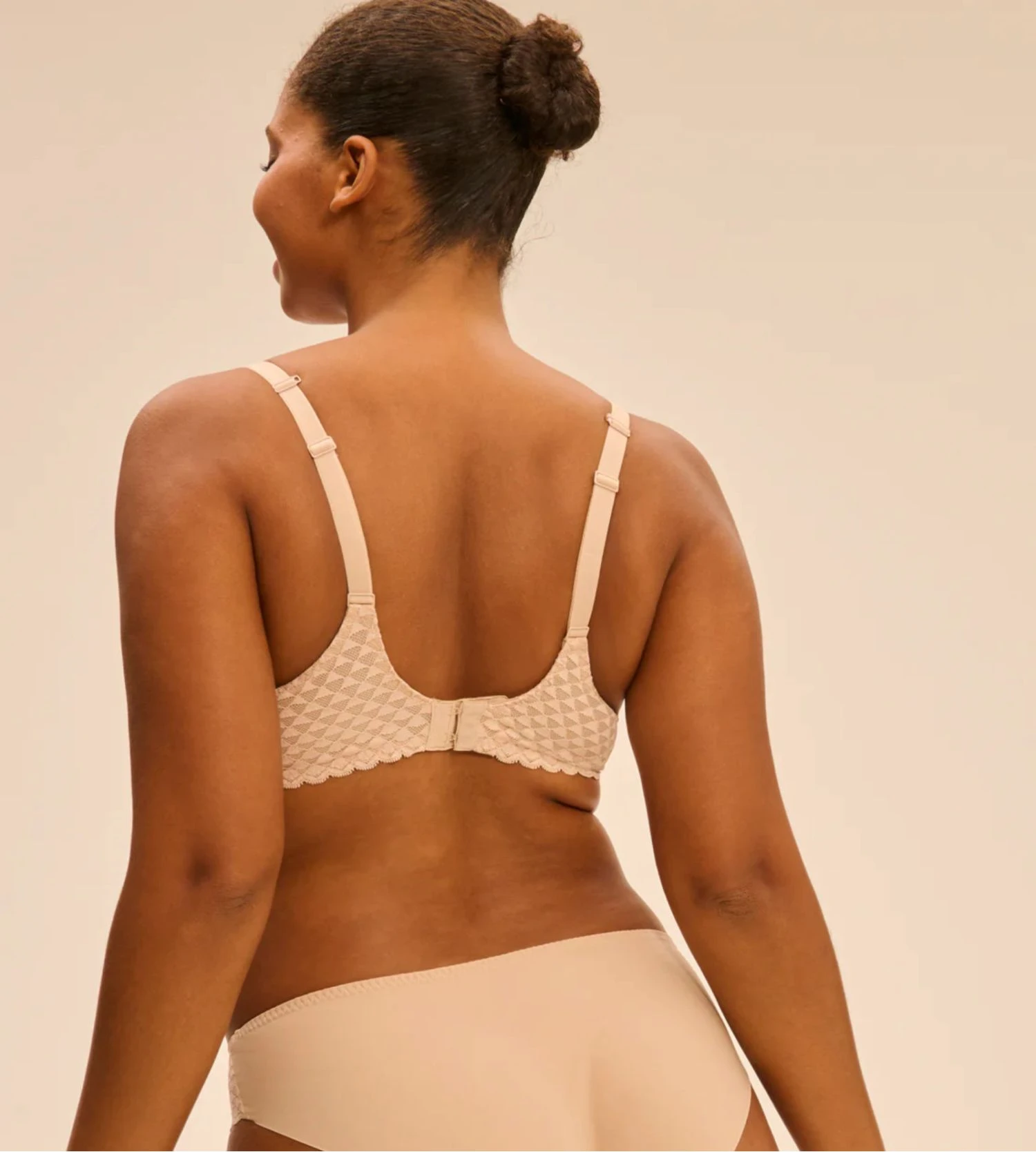 Simone Perele Soutien Gorge Spacer Beige Décolleté Plongeant Subtile Peau Rosée 7 Simone Perele Soutien Gorge Spacer Beige Décolleté Plongeant Subtile Peau Rosée – Image 5