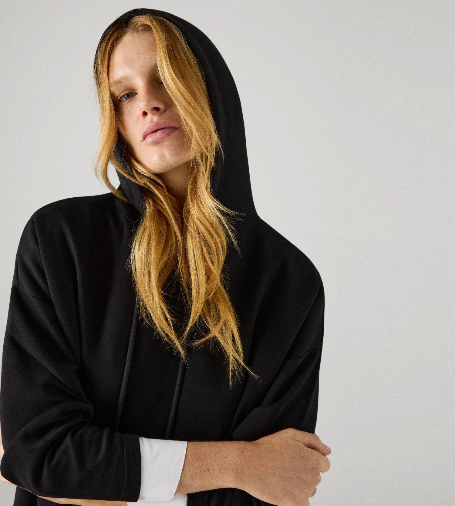 Sweat Ample à Capuche Pour Femme Noir 5 Sweat Ample à Capuche Pour Femme Noir – Image 3