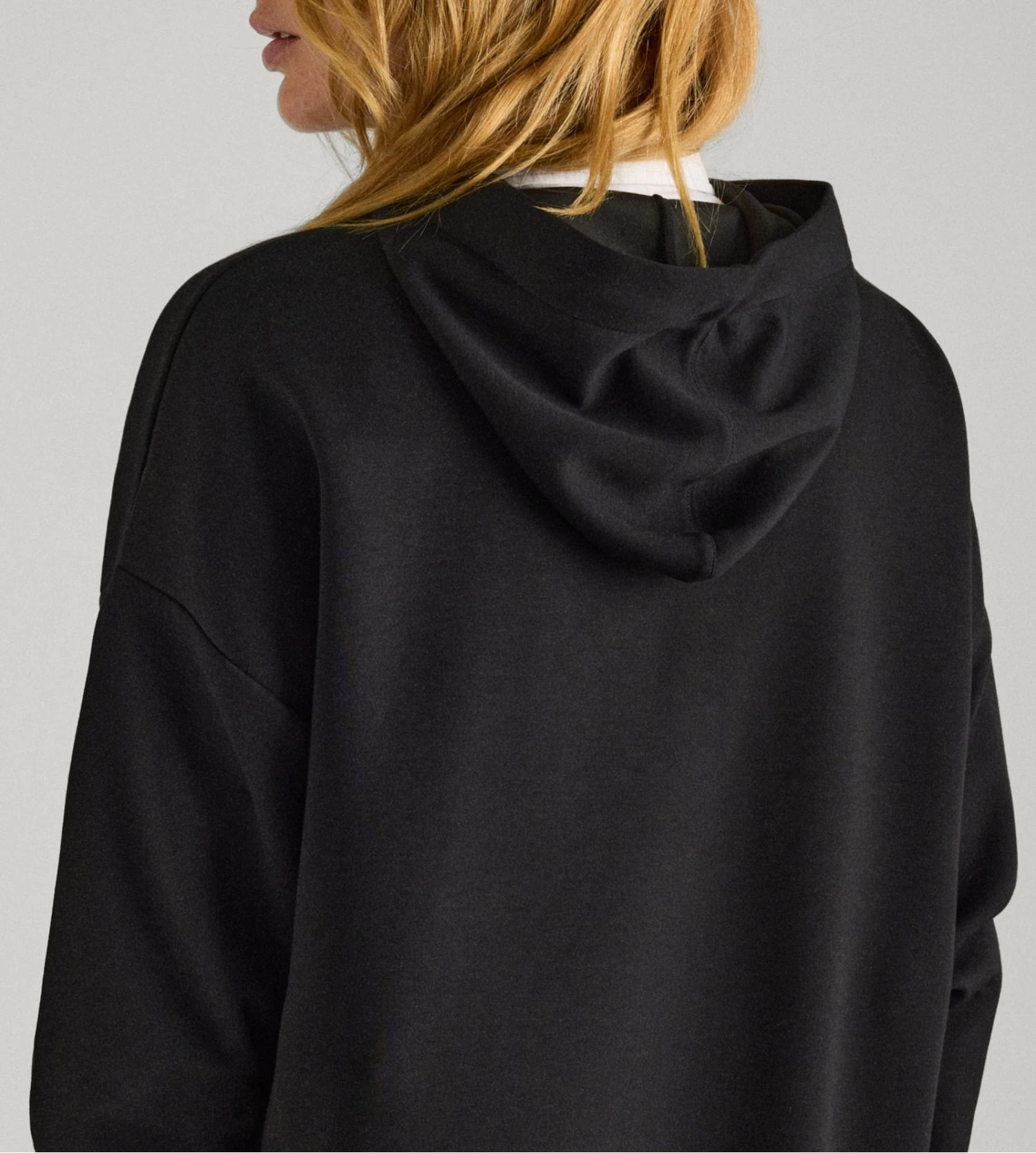 Sweat Ample à Capuche Pour Femme Noir 6 Sweat Ample à Capuche Pour Femme Noir – Image 4