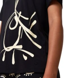 Triumph Mywear - T-Shirt de Nuit Ample Noir en Tencel Respirant 9 Triumph Mywear - T-Shirt de Nuit Ample Noir en Tencel Respirant -Lingerie Sipp t shirt ample decontracte mywear m014 black combinaisaon 3