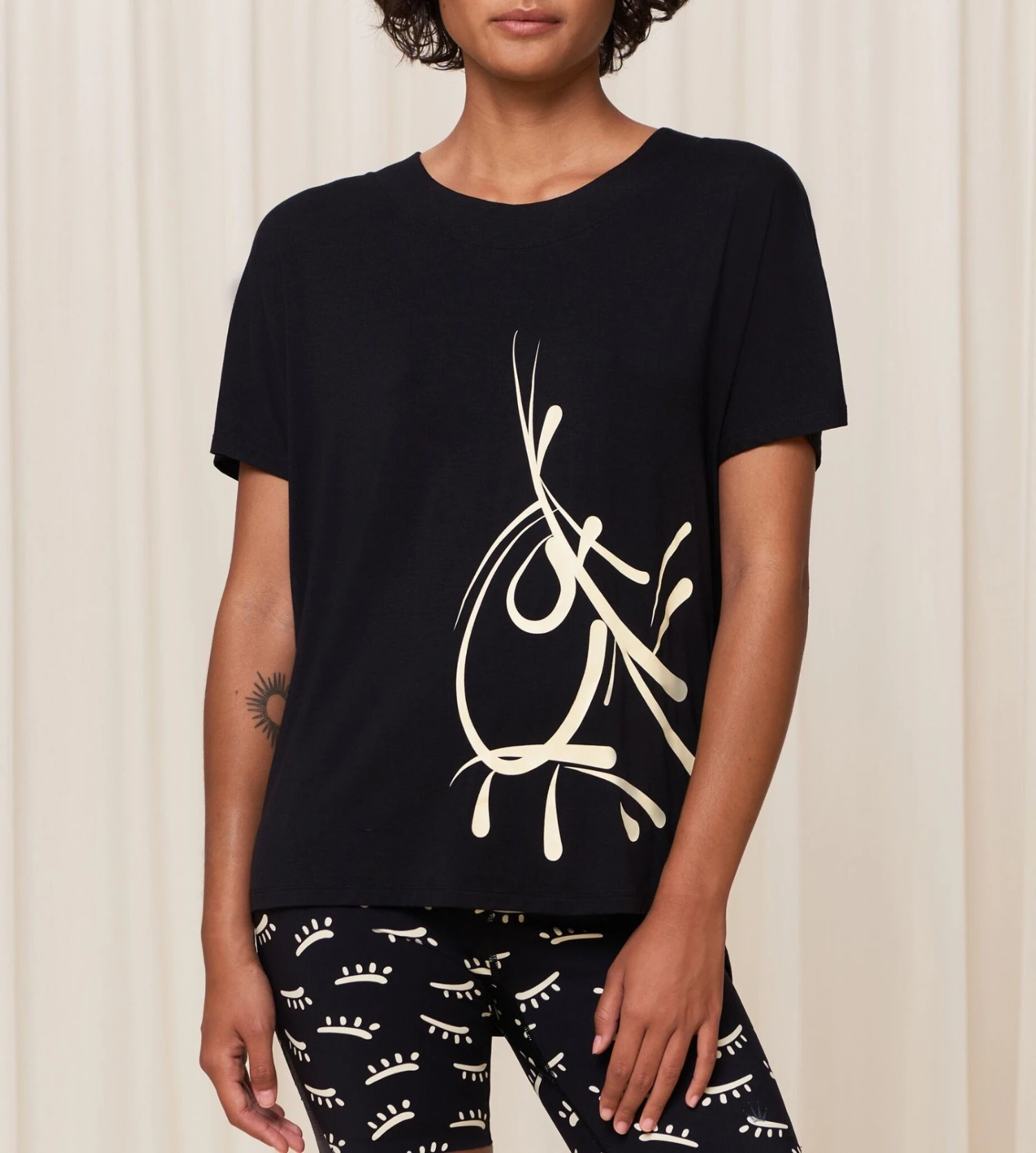 Triumph Mywear - T-Shirt de Nuit Ample Noir en Tencel Respirant 3 Triumph Mywear - T-Shirt de Nuit Ample Noir en Tencel Respirant