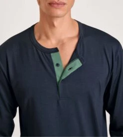 Calida DeepSleepWear Balancing Dark Sapphire – T-shirt Homme Manches Longues Col Serafino 10 Calida DeepSleepWear Balancing Dark Sapphire – T-shirt Homme Manches Longues Col Serafino -Lingerie Sipp t shirt nuit h col u ml dark sapphire bleu 2