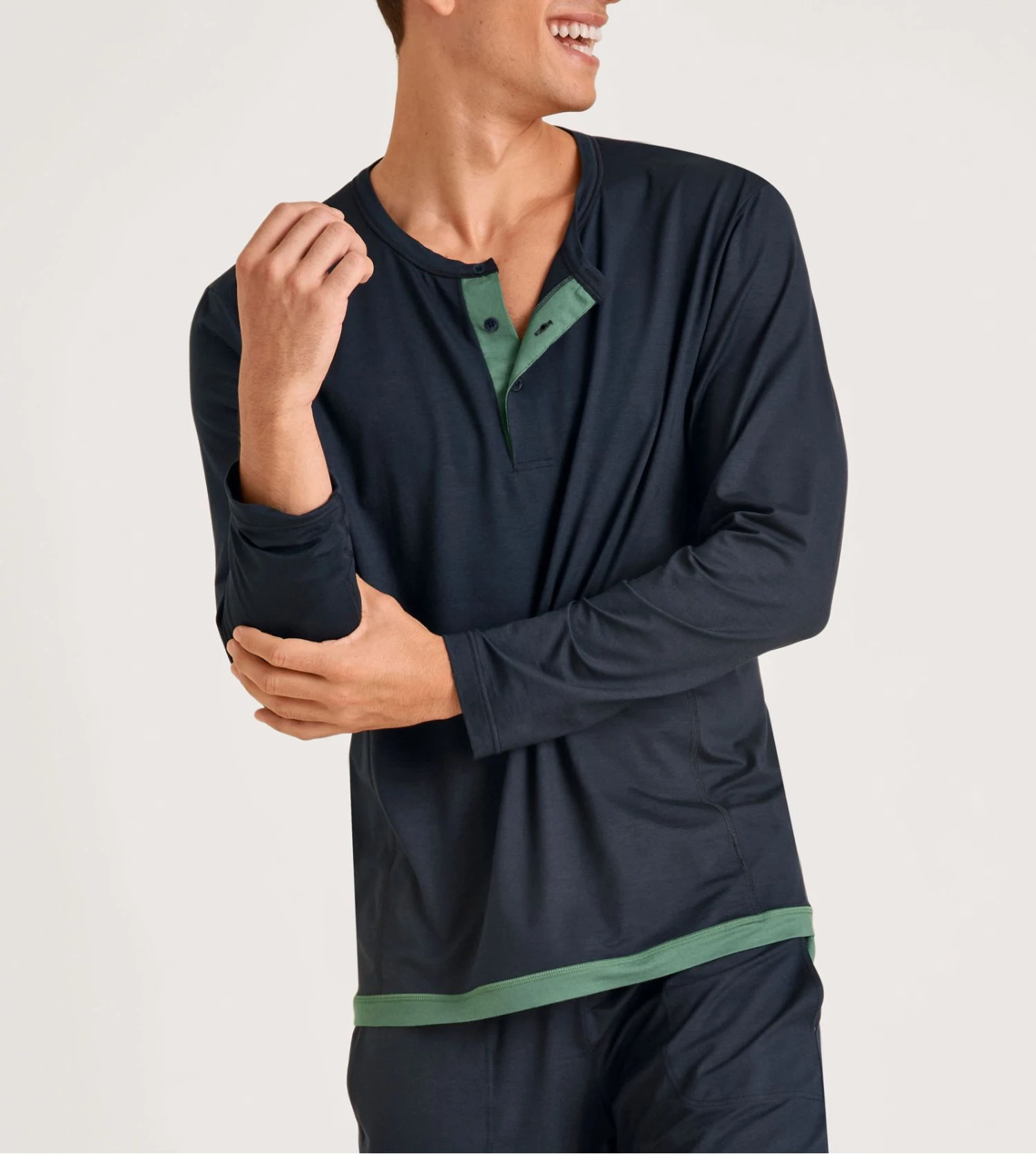 Calida DeepSleepWear Balancing Dark Sapphire – T-shirt Homme Manches Longues Col Serafino 6 Calida DeepSleepWear Balancing Dark Sapphire – T-shirt Homme Manches Longues Col Serafino – Image 4