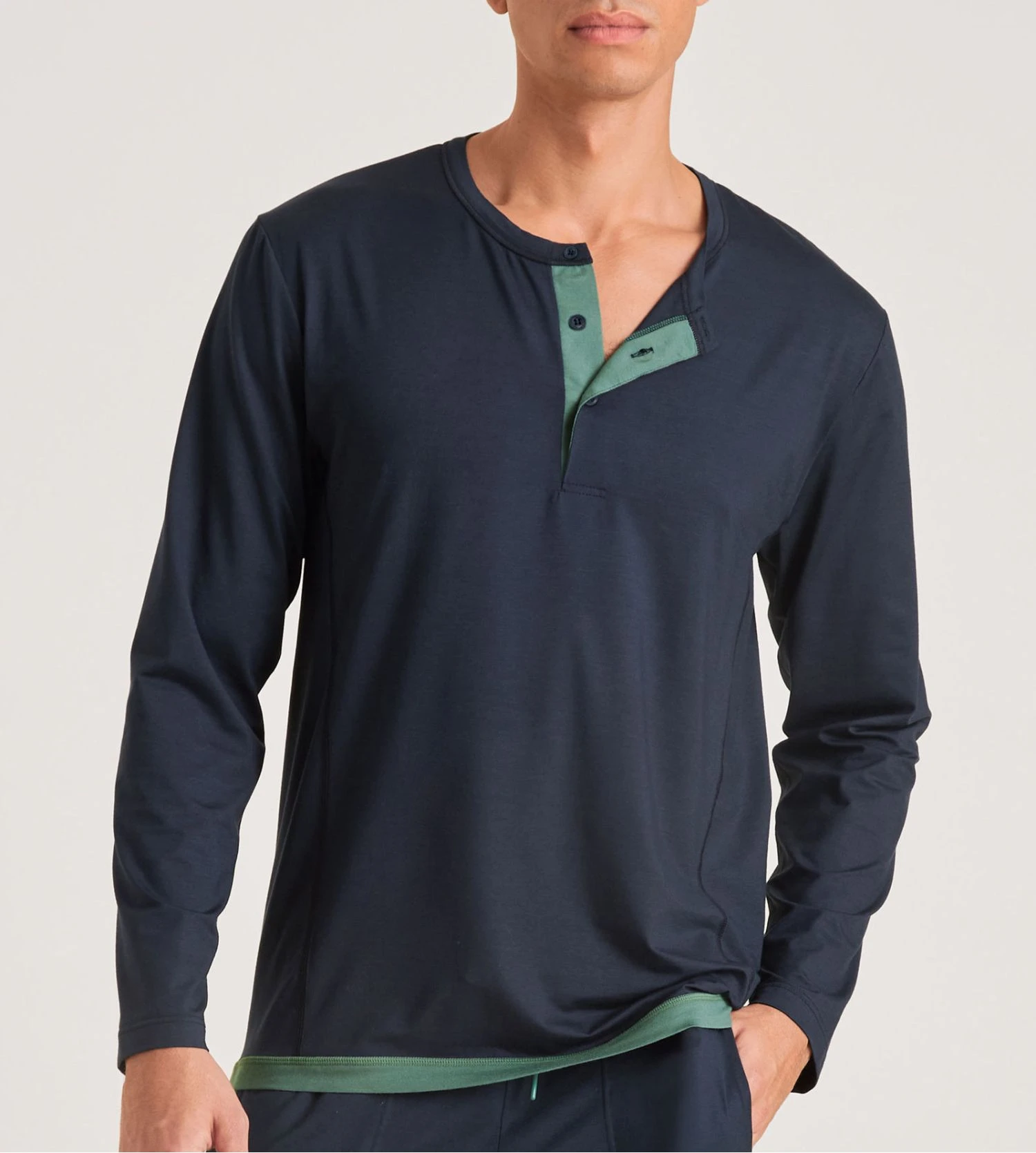 Calida DeepSleepWear Balancing Dark Sapphire – T-shirt Homme Manches Longues Col Serafino 3 Calida DeepSleepWear Balancing Dark Sapphire – T-shirt Homme Manches Longues Col Serafino