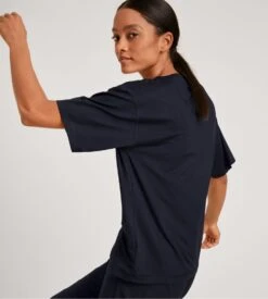 Calida T-Shirt à Manches Courtes Dark Lapis Bleu – DSW Balancing SeaCell Relaxed Fit 11 Calida T-Shirt à Manches Courtes Dark Lapis Bleu – DSW Balancing SeaCell Relaxed Fit -Lingerie Sipp t shirt nuit mc f dark lapis blue bleu 3