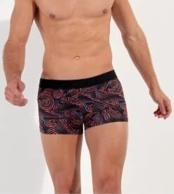 Hom Shorty Microfibre TANZANIA – Imprimé Multicolore sur Fond Noir – Boxer Court Premium