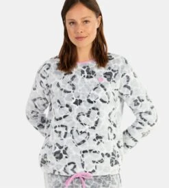 Pyjama Long Massana en Pilou Gris à Motifs Cœurs Léopard – Ensemble Polaire Douillet Femme -Lingerie Sipp tdf pyj ml pilou coeur leo w21 gris 2