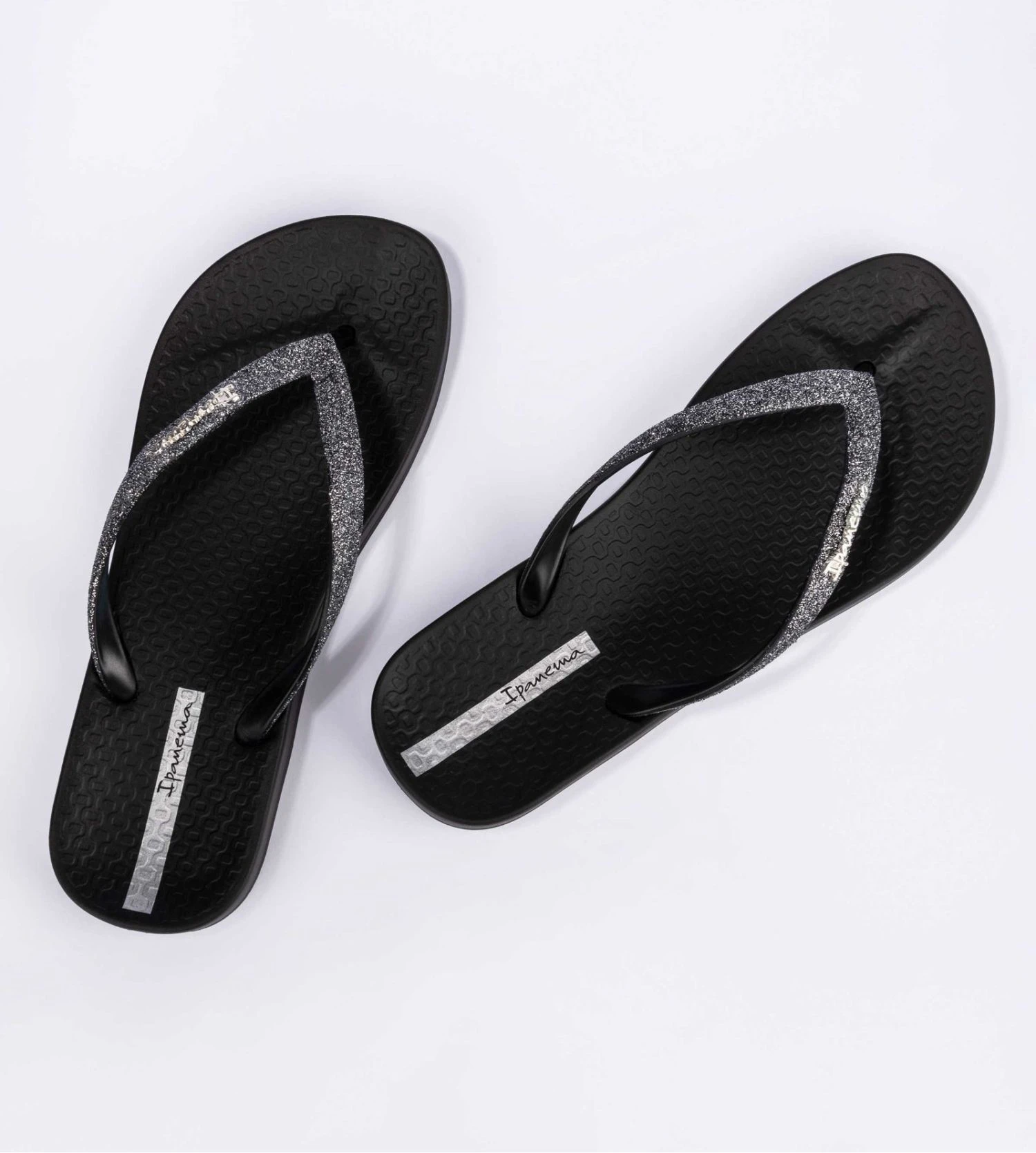 Ipanema Anatomica Lolita Noir - Tongs Femme avec Brides à Paillettes et Logo Argenté 5 Ipanema Anatomica Lolita Noir - Tongs Femme avec Brides à Paillettes et Logo Argenté – Image 3