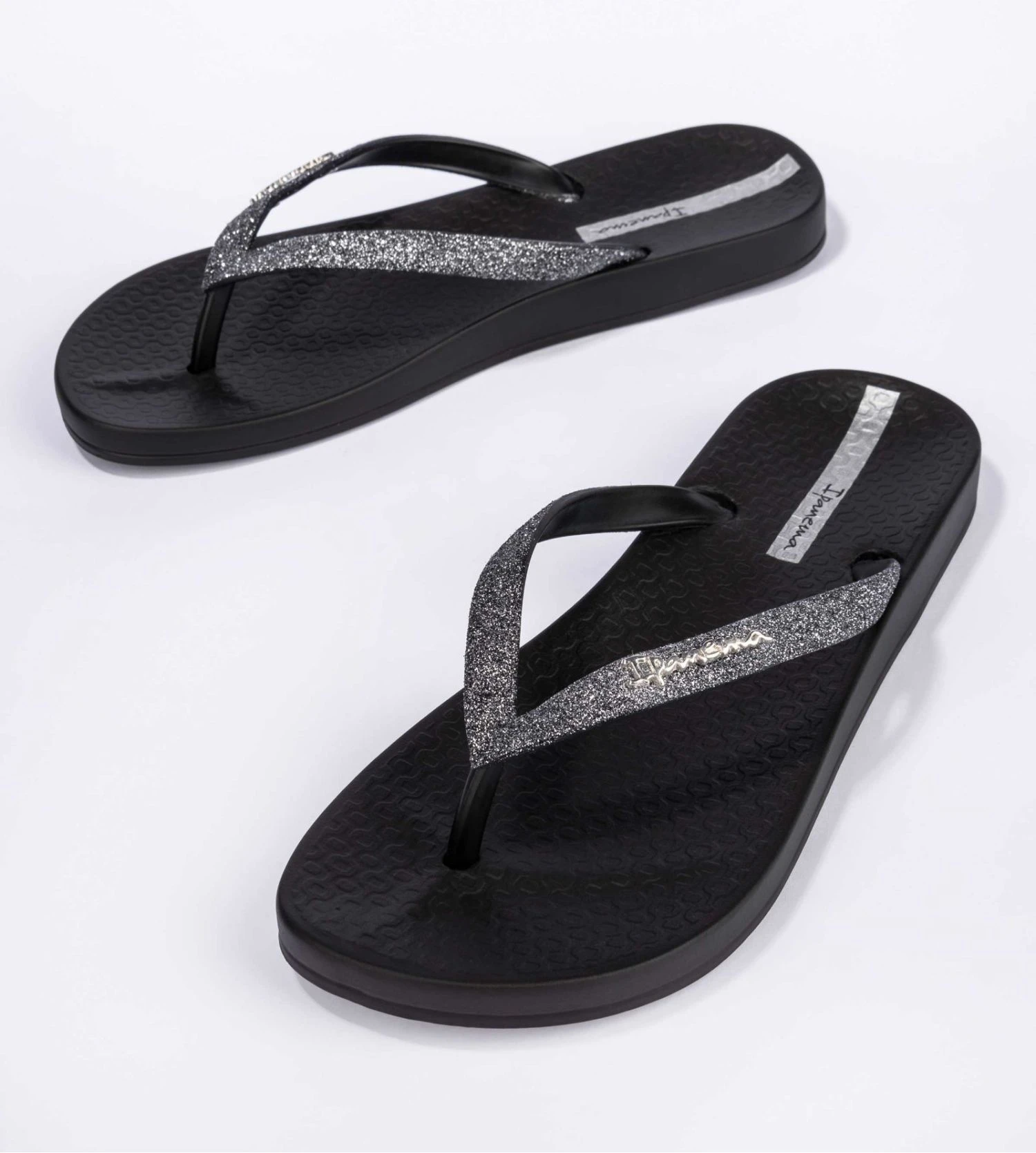 Ipanema Anatomica Lolita Noir - Tongs Femme avec Brides à Paillettes et Logo Argenté 6 Ipanema Anatomica Lolita Noir - Tongs Femme avec Brides à Paillettes et Logo Argenté – Image 4
