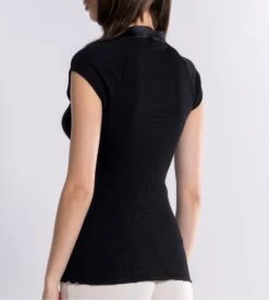 Top à Manches Courtes Oscalito Noir en Laine et Soie – Décolleté Brodé Plumes de Paon et Satin -Lingerie Sipp top demi manche tulle brode paon noir 3