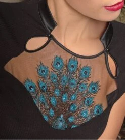Top à Manches Courtes Oscalito Noir en Laine et Soie – Décolleté Brodé Plumes de Paon et Satin -Lingerie Sipp top demi manche tulle brode paon noir 4
