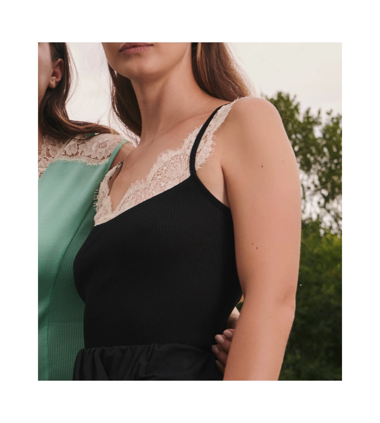 Oscalito Top en Coton Mako et Dentelle de Chantilly – Débardeur Noir en Fil d'Écosse 5 Oscalito Top en Coton Mako et Dentelle de Chantilly – Débardeur Noir en Fil d'Écosse – Image 3